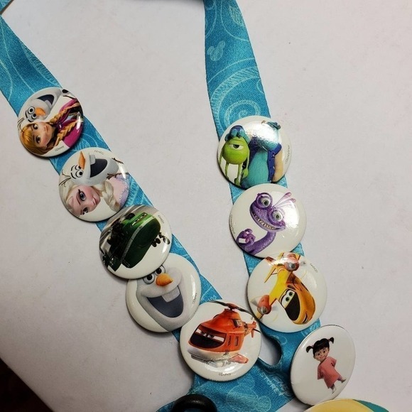 Disney summer days lanyard with‎ 9 pins Collectable    Disney Park Fans Vacation - Picture 2 of 4